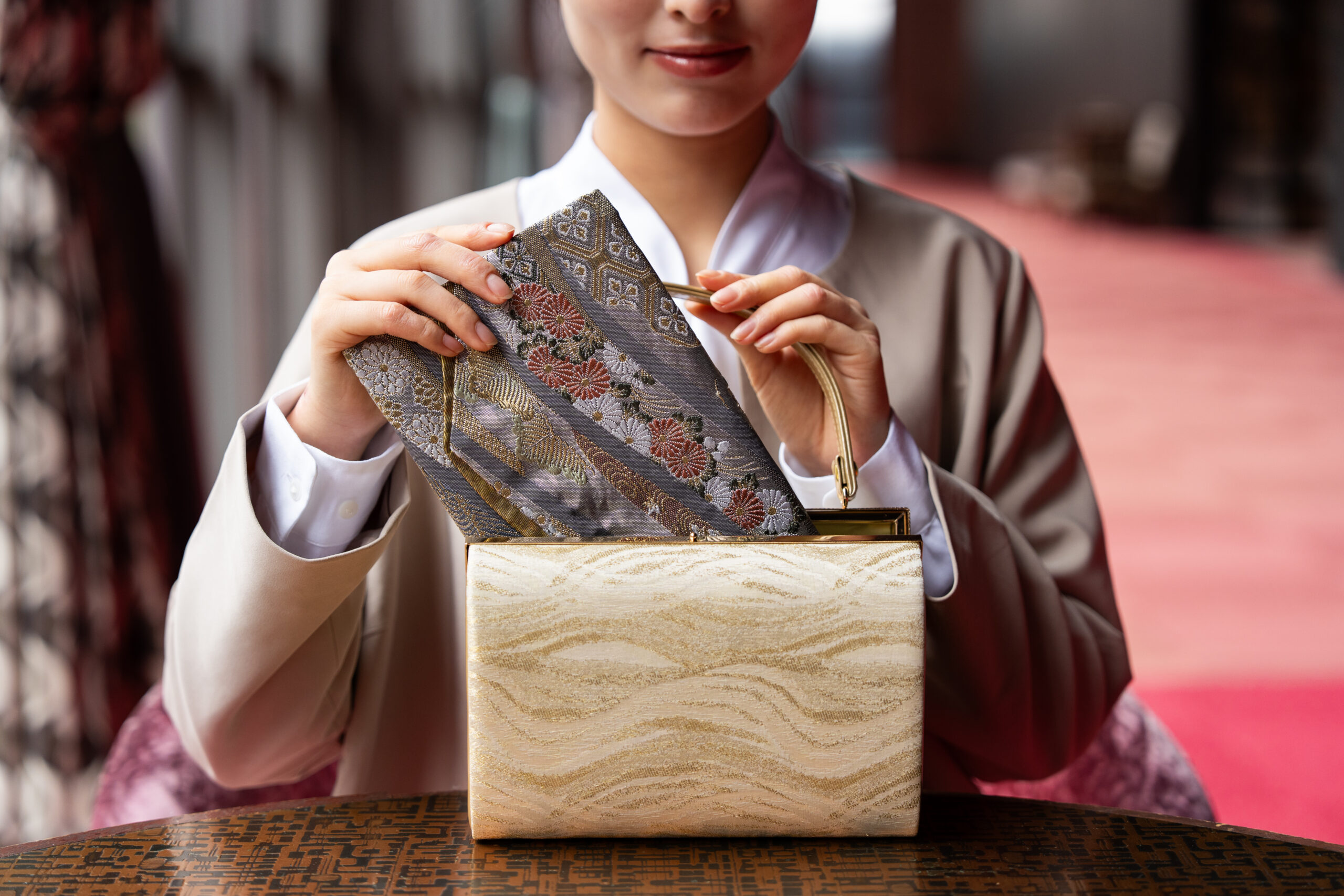 袱紗としてバックに入れる女性