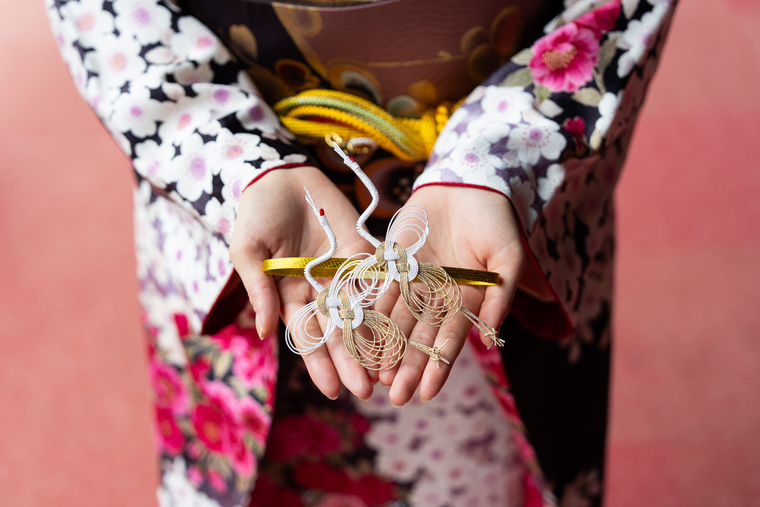 手のひらに乗った夫婦鶴の水引