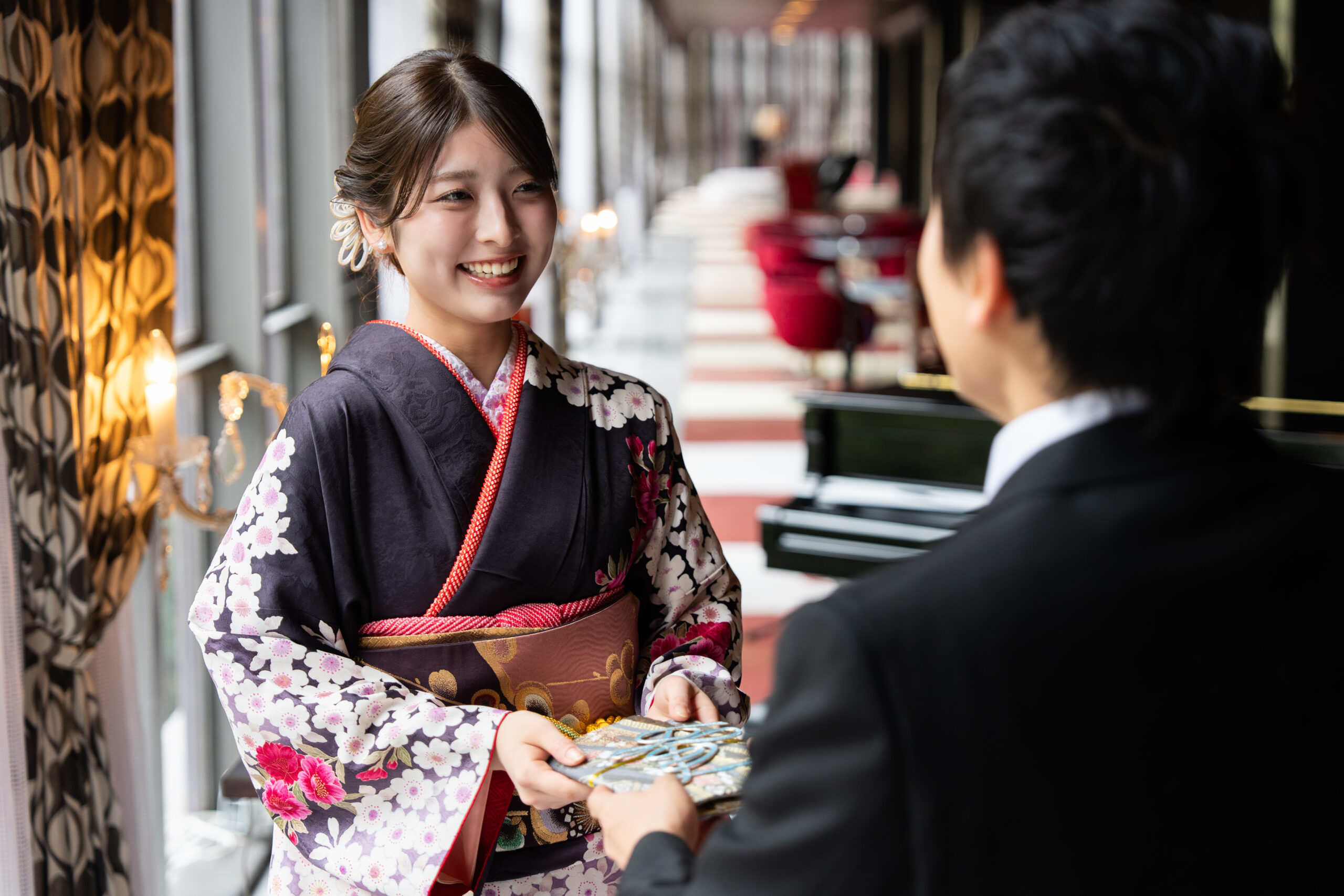 和装の晴れ着姿の笑顔の娘