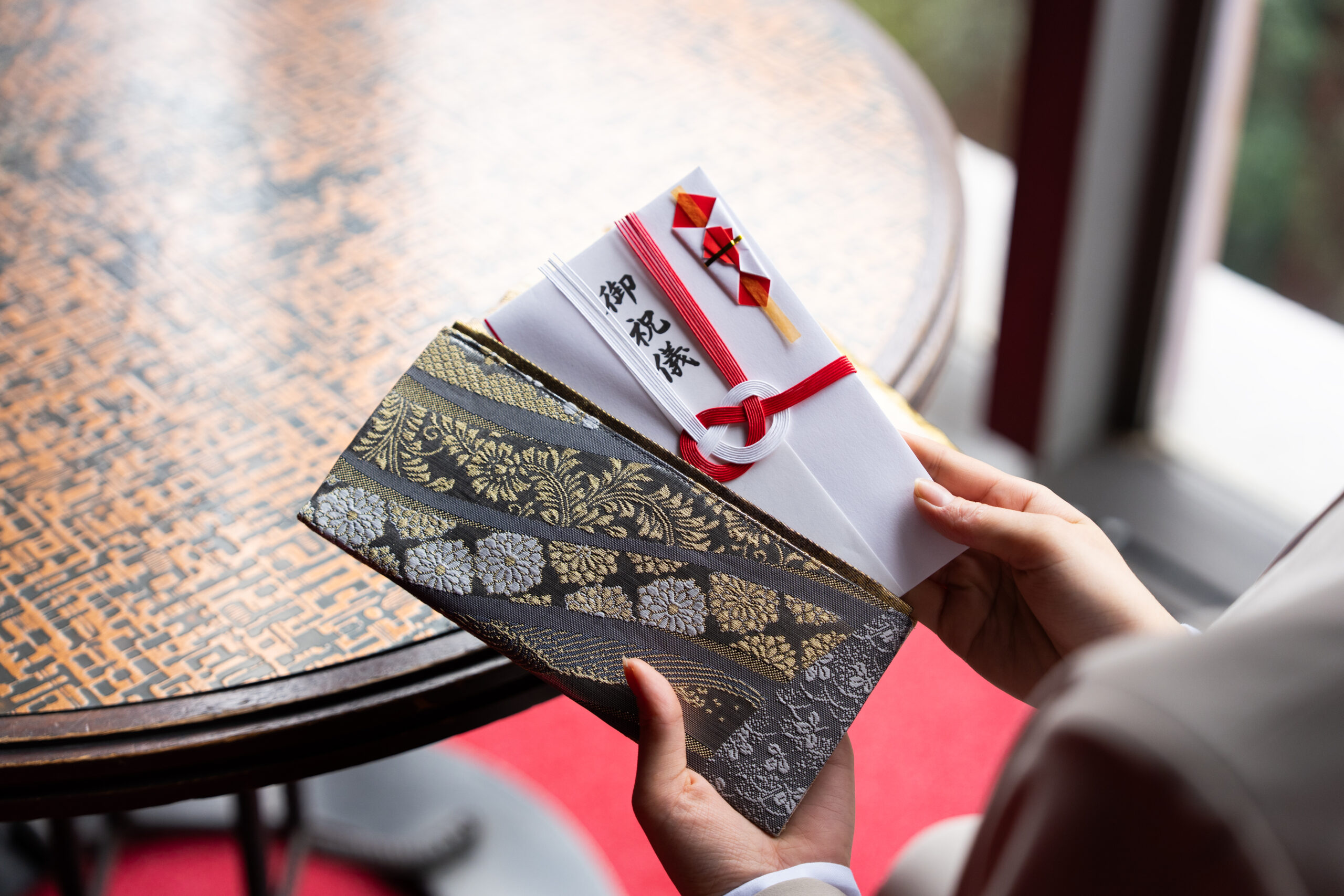 袱紗に収められる友人へのご祝儀袋