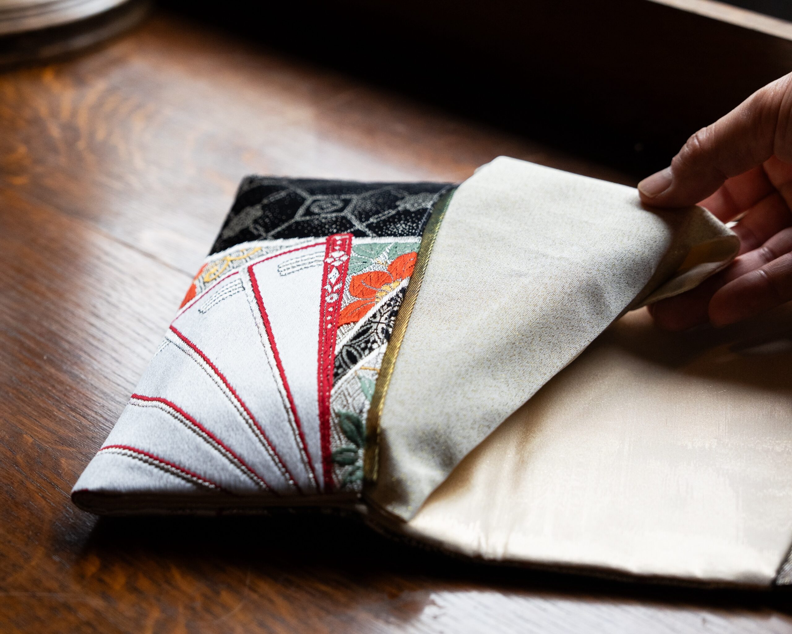 厚みに耐える凛とした形