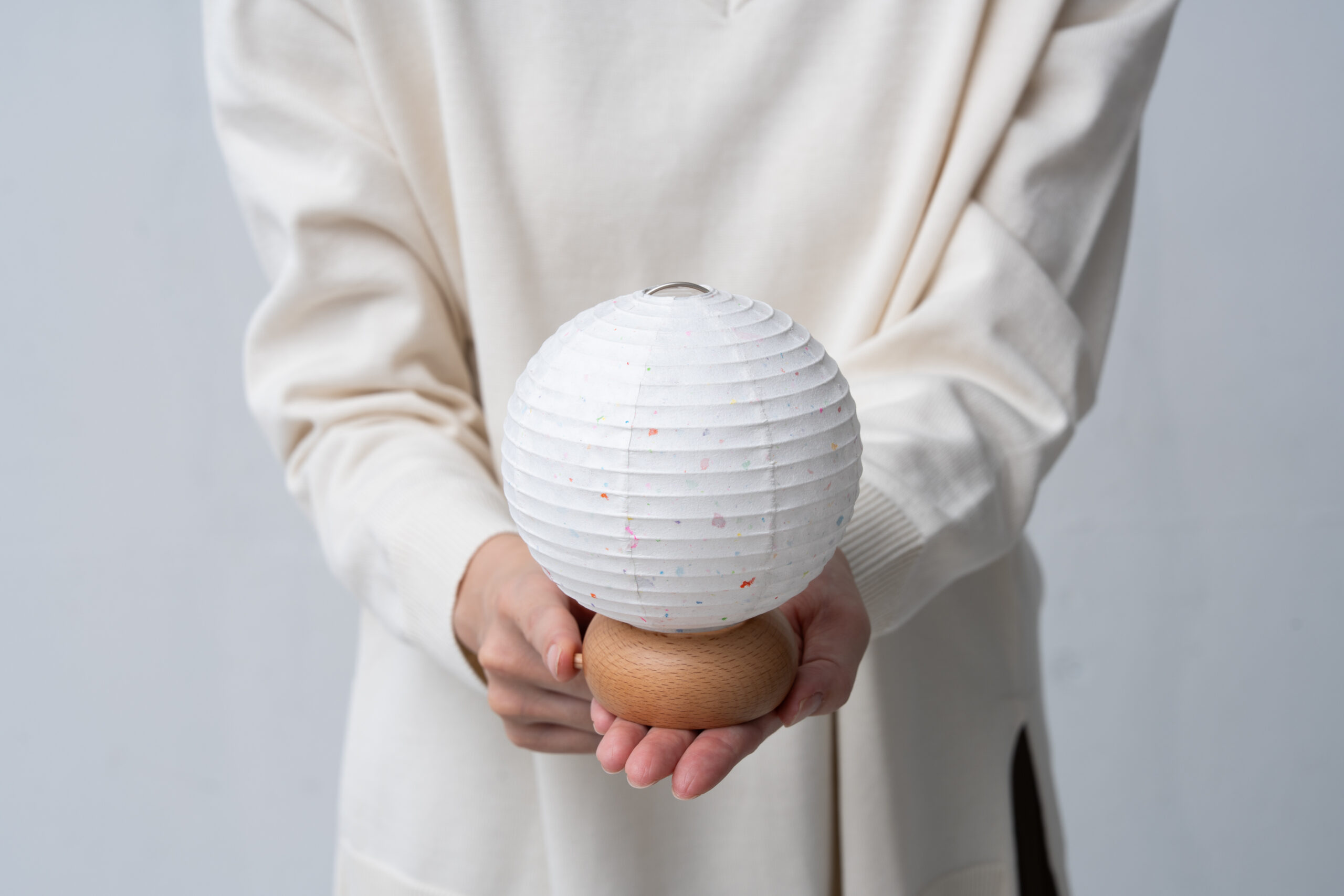 手のひらに乗ったころんと丸い球体の提灯